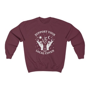 Apoya a tu aquelarre local, Sudadera de bruja, Ropa de bruja, Sudadera de cuello redondo de otoño, Sudadera de brujería, Ropa witchcore, Sudaderas de cuello redondo de Halloween Maroon
