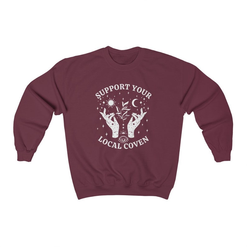 Apoya a tu aquelarre local, Sudadera de bruja, Ropa de bruja, Sudadera de cuello redondo de otoño, Sudadera de brujería, Ropa witchcore, Sudaderas de cuello redondo de Halloween Maroon