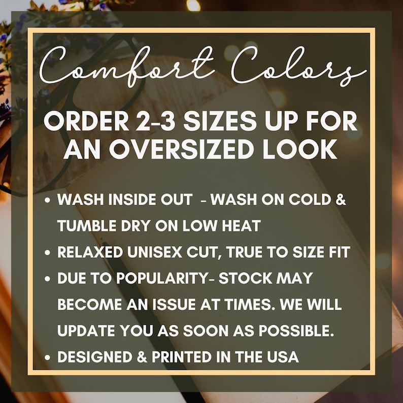 Op de afbeelding: Afbeelding met tekst "Comfort Colors" en "ORDER 2-3 SIZES UP FOR AN OVERSIZED LOOK." Extra tekst bevat wasinstructies, snijdetails en een opmerking over de voorraad. Het ontwerp is gedrukt in de VS.