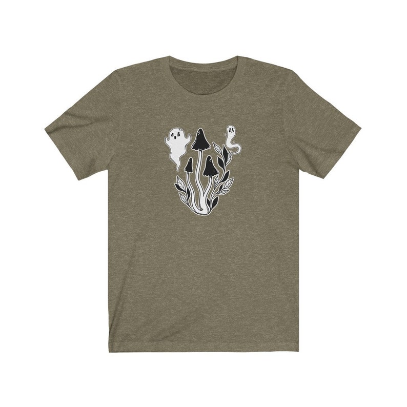 Puede incluir: Una camiseta verde con un gr&aacute;fico en blanco y negro de setas y fantasmas. El gr&aacute;fico est&aacute; centrado en la camiseta.