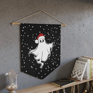 Fantôme de Noël, Décor mural fantôme, Noël effrayant, Fanion Creepmas, Accrochage mural de Noël sombre, Bannière de Noël, Décor de Noël gothique image 1