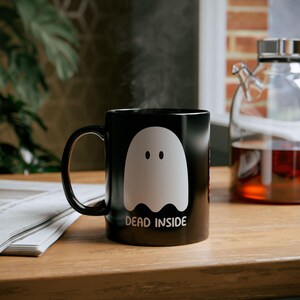 Taza "Muerto por dentro", taza de café fantasma, taza divertida de Halloween, taza de humor negro, taza de nihilismo, tazas de temporada espeluznante, taza de otoño, tazas de café emo imagen 7
