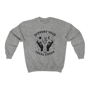 Apoya a tu aquelarre local, Sudadera de bruja, Ropa de bruja, Sudadera de cuello redondo de otoño, Sudadera de brujería, Ropa witchcore, Sudaderas de cuello redondo de Halloween Sport Grey