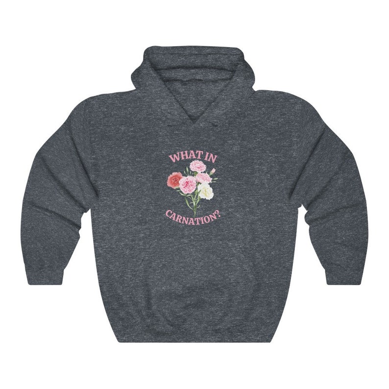Peut inclure: Un sweat &agrave; capuche gris fonc&eacute; avec un motif rose d'un bouquet d'&oelig;illets et le texte "WHAT IN CARNATION?"
