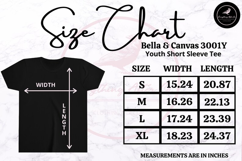 Puede incluir: Camiseta negra de manga corta para j&oacute;venes con una tabla de tallas. La tabla muestra las medidas en pulgadas para las tallas S, M, L y XL. Las medidas de ancho var&iacute;an de 38,7 cm a 46,3 cm, y las de largo de 53 cm a 61,9 cm.