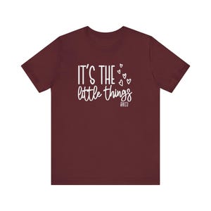 Son las pequeñas cosas, camiseta de enfermera de la UCIN, camiseta de NNP de la UCIN, camiseta de enfermera neonatal, camiseta de enfermera de bebé, camisetas lindas de lactancia, camiseta de enfermera de prematuro Maroon