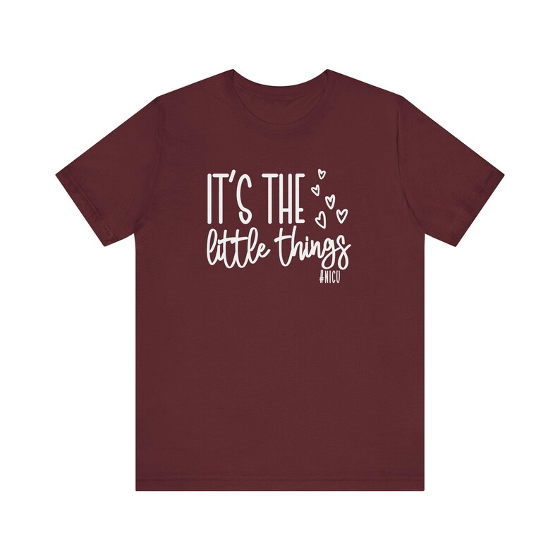 Son las pequeñas cosas, camiseta de enfermera de la UCIN, camiseta de NNP de la UCIN, camiseta de enfermera neonatal, camiseta de enfermera de bebé, camisetas lindas de lactancia, camiseta de enfermera de prematuro Maroon