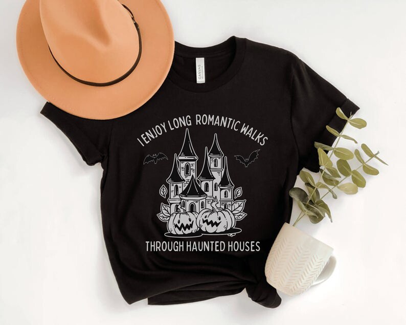 J'adore les longues promenades romantiques dans les maisons hantées, T-shirt d'Halloween humoristique, T-shirt maison hantée, T-shirt effrayant, T-shirt chasse aux fantômes, T-shirts d'automne Black