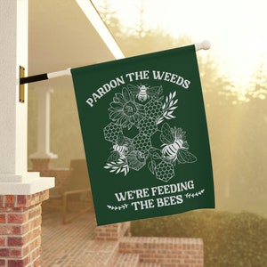 Perdonen las malas hierbas, estamos alimentando a las abejas, Bandera de jardín de abejas, Regalos ecológicos, Salvemos el planeta, Banderas de jardín del Día de la Tierra, Bandera de jardín de verano imagen 7