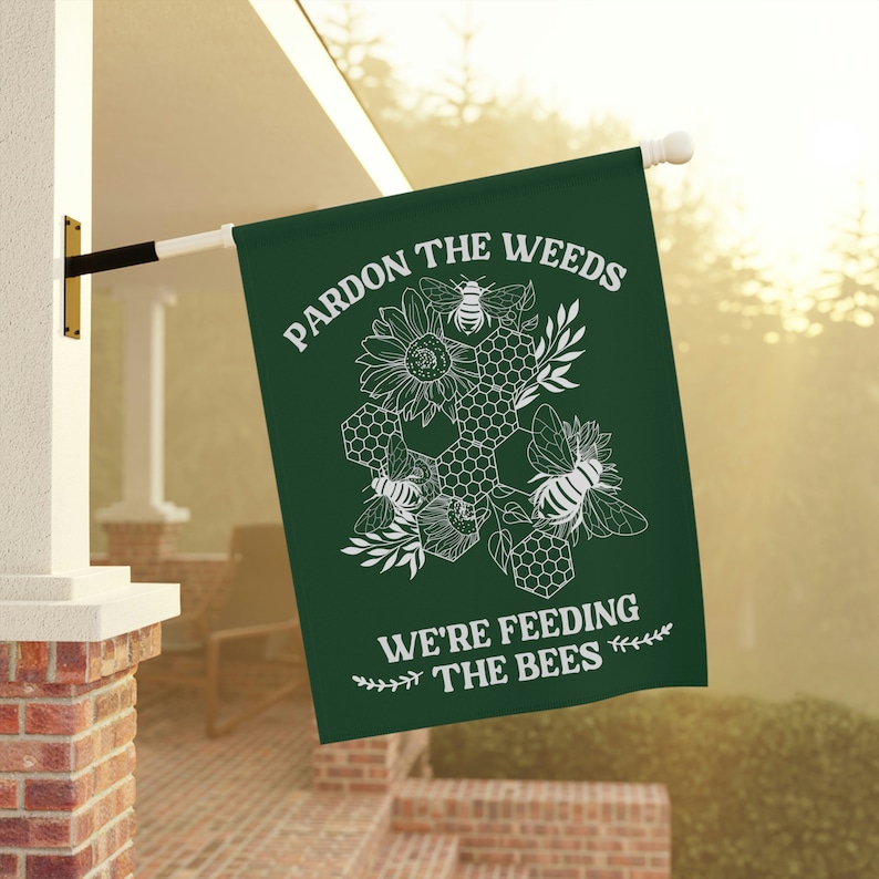 Perdonen las malas hierbas, estamos alimentando a las abejas, Bandera de jardín de abejas, Regalos ecológicos, Salvemos el planeta, Banderas de jardín del Día de la Tierra, Bandera de jardín de verano imagen 7