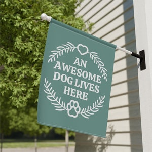 An Awesome Dog Lives Here, Dog Garden Flag, Pet Owner Gifts, Dog Porch Decor, Dog Themed Decor, Funny Dog Yard Flags, Dog Lover Banner immagine 5