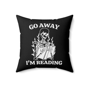 Go Away I'm Reading, Book Pillow, Skeleton Reading Book, Halloween Pillow Cover, Bookish Pillow, Dark Academia Gifts, Library Pillow, Fall Bild 5