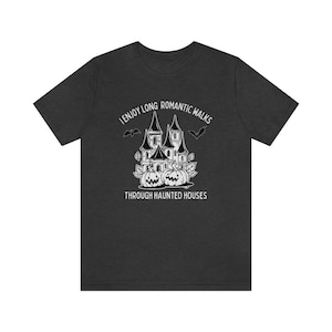 J'adore les longues promenades romantiques dans les maisons hantées, T-shirt d'Halloween humoristique, T-shirt maison hantée, T-shirt effrayant, T-shirt chasse aux fantômes, T-shirts d'automne Dark Grey Heather