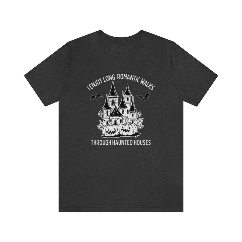 J'adore les longues promenades romantiques dans les maisons hantées, T-shirt d'Halloween humoristique, T-shirt maison hantée, T-shirt effrayant, T-shirt chasse aux fantômes, T-shirts d'automne Dark Grey Heather