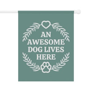 An Awesome Dog Lives Here, Dog Garden Flag, Pet Owner Gifts, Dog Porch Decor, Dog Themed Decor, Funny Dog Yard Flags, Dog Lover Banner immagine 3
