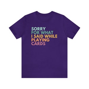 Camiseta de "Lo siento por lo que dije mientras jugaba a las cartas", camiseta de juegos de cartas, camiseta de póker, camiseta de noche de juegos, camisetas de euchre, regalos para jugadores de juegos de cartas Team Purple
