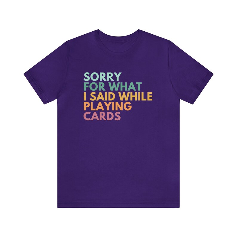 Camiseta de "Lo siento por lo que dije mientras jugaba a las cartas", camiseta de juegos de cartas, camiseta de póker, camiseta de noche de juegos, camisetas de euchre, regalos para jugadores de juegos de cartas Team Purple