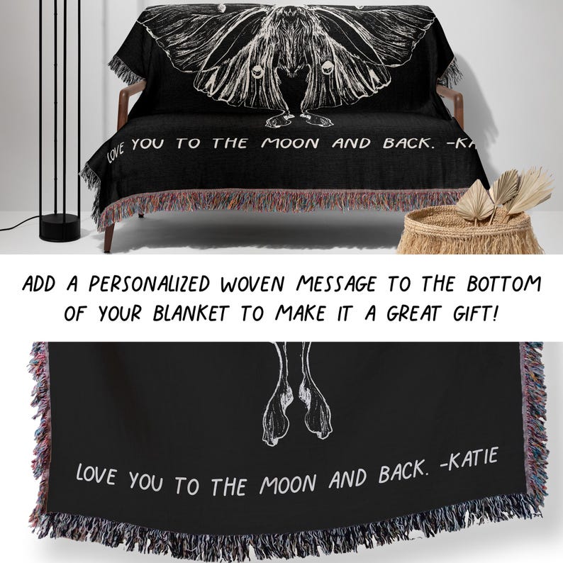 Peut inclure: Jet&eacute; de canap&eacute; tiss&eacute; noir avec un motif de papillon de nuit blanc et le texte "LOVE YOU TO THE MOON AND BACK. -KATIE" tiss&eacute; sur le bord inf&eacute;rieur.