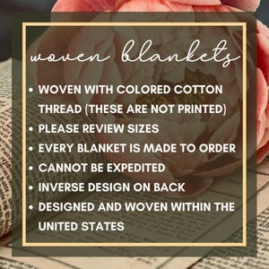 Peut inclure: Gros plan sur une description textuelle de couvertures tiss&eacute;es. Le texte indique : "woven blankets &bull; WOVEN WITH COLORED COTTON THREAD (THESE ARE NOT PRINTED) &bull; PLEASE REVIEW SIZES &bull; EVERY BLANKET IS MADE TO ORDER &bull; CANNOT BE EXPEDITED &bull; INVERSE DESIGN ON BACK &bull; DESIGNED AND WOVEN WITHIN THE UNITED STATES"