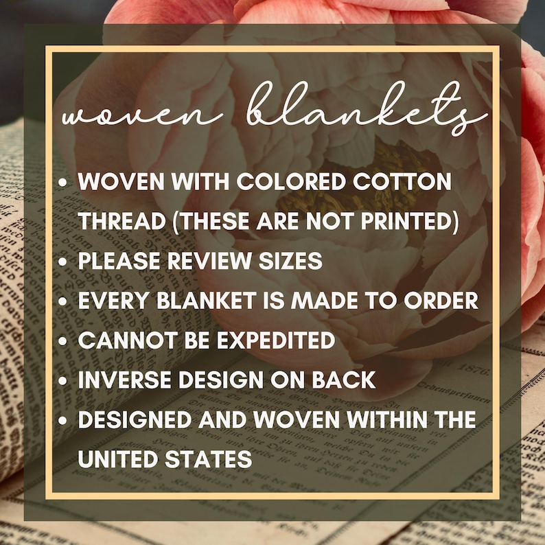 Peut inclure: Gros plan sur une description textuelle de couvertures tiss&eacute;es. Le texte indique : "woven blankets &bull; WOVEN WITH COLORED COTTON THREAD (THESE ARE NOT PRINTED) &bull; PLEASE REVIEW SIZES &bull; EVERY BLANKET IS MADE TO ORDER &bull; CANNOT BE EXPEDITED &bull; INVERSE DESIGN ON BACK &bull; DESIGNED AND WOVEN WITHIN THE UNITED STATES"