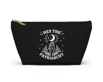 Könnte beinhalten: Schwarze Canvas-Kosmetiktasche mit einem weißen grafischen Design, auf dem "Hex the Patriarchy" mit einem Halbmond und Sternen steht.