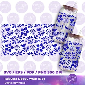 Puede incluir: Una descarga digital de un diseño de estilo Talavera para una envoltura Libbey de 16 onzas. El diseño presenta patrones florales azules con pájaros y corazones sobre un fondo blanco. El diseño se muestra en un frasco de vidrio transparente con una tapa de madera y una pajita.