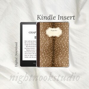 Może przedstawiać: Czytnik e-booków Kindle z cyfrową wkładką w brązowo-białe cętki przypominające futro jelenia, ciemnobrązowym grzbietem i kremową etykietą z napisem Composition. Widoczny jest tekst Kindle Insert, Digital Download oraz nightnookstudio.
