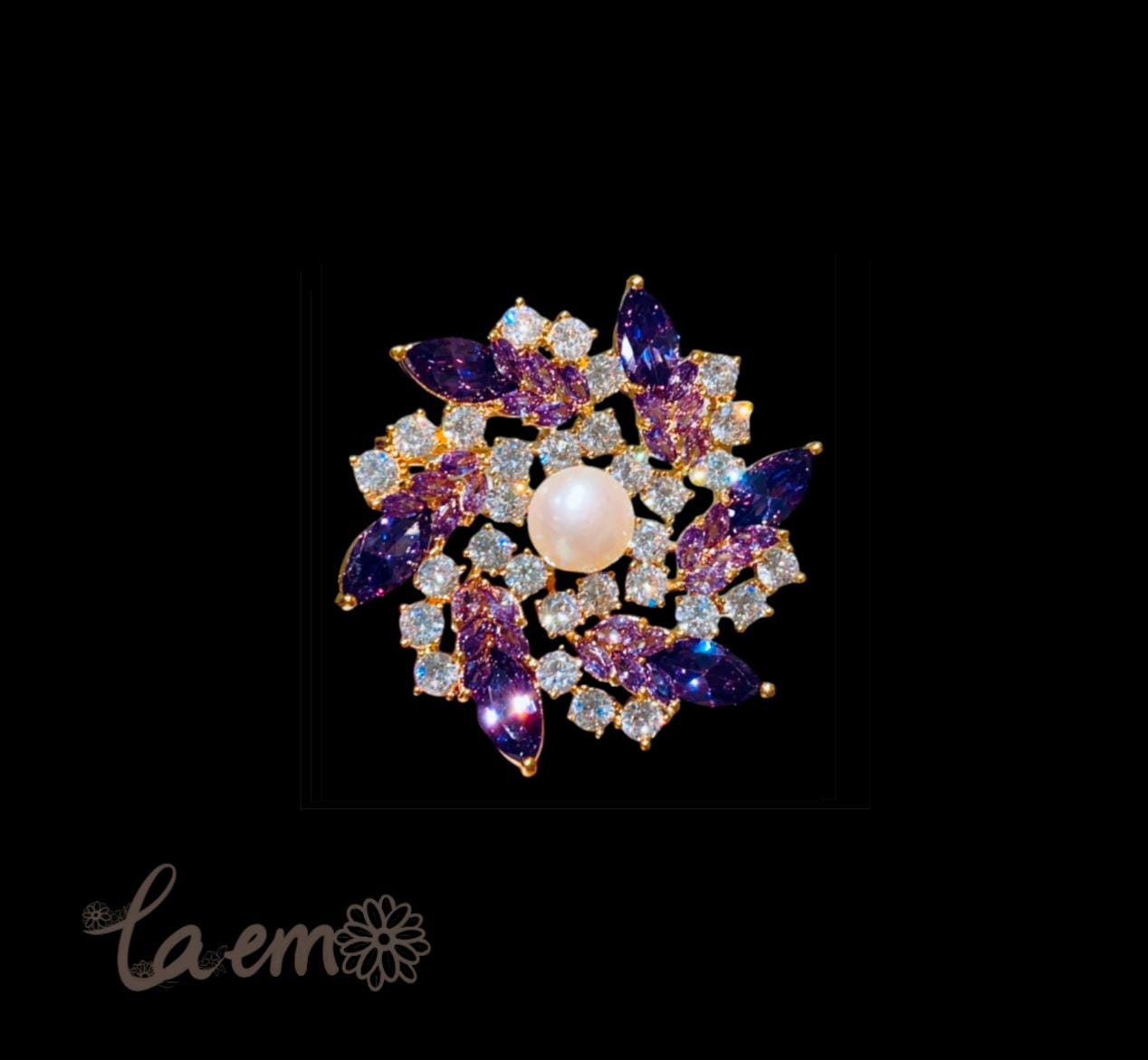Broche Ancienne Couronne - Cristal, Perles, Plaqué Or - Violet Et Blanc - West Jewelry Co