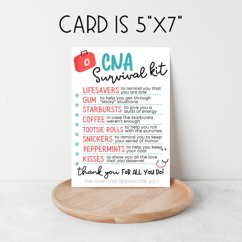 Op de afbeelding: Een kaart van 12,7 cm x 17,8 cm met een blauw en rood ontwerp waarop "CNA Survival Kit" staat en een aantal snoepjes en lekkernijen worden vermeld met een beschrijving waarom ze nuttig zijn voor een CNA. De kaart zegt "Bedankt voor alles wat je doet! We houden van je en waarderen je!"
