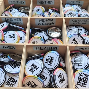 Queer Kernow Pronoun Badges - pronouns in either English or Cornish Kernewek