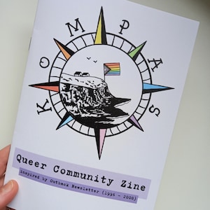 Puede incluir: Una portada de fanzine blanca con un diseño de brújula que presenta una bandera arcoíris, una ilustración de acantilado y el texto "Queer Community Zine". El fanzine está inspirado en el boletín Outback de 1996 a 2008.
