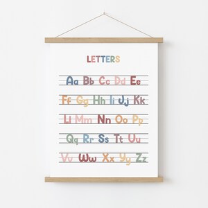 Puede incluir: Un gr&aacute;fico de alfabeto imprimible con las letras del alfabeto en una fuente manuscrita colorida. Las letras est&aacute;n dispuestas en filas con una l&iacute;nea negra debajo de cada fila. El t&iacute;tulo "LETTERS" est&aacute; en la parte superior del gr&aacute;fico.