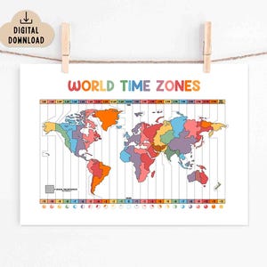 Puede incluir: Un mapa de husos horarios mundial colorido con un título arcoíris. El mapa está dividido en regiones de diferentes colores, que representan varias zonas horarias. Las palabras "DESCARGA DIGITAL" están en una nube.