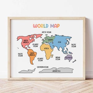 Op de afbeelding: Een ingelijste wereldkaartillustratie met continenten in verschillende kleuren, waaronder rood, oranje, geel, groen en blauw. De kaart is gelabeld met de namen van de continenten en oceanen. De titel "WORLD MAP" staat bovenaan.