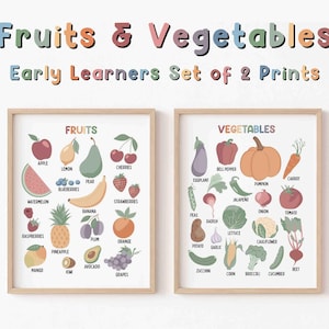 Op de afbeelding: Twee ingelijste prints met de tekst "Fruits & Vegetables" en "Early Learners Set of 2 Prints". De ene print toont kleurrijke illustraties van fruit, de andere groenten, elk met een label.