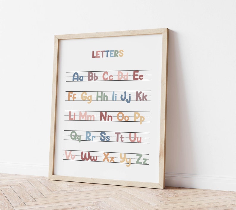 Puede incluir: Un gr&aacute;fico de alfabeto imprimible con las letras del alfabeto en fuentes coloridas y estilizadas. Cada letra est&aacute; en una l&iacute;nea separada con una l&iacute;nea arriba y abajo. El t&iacute;tulo del gr&aacute;fico es "LETTERS".