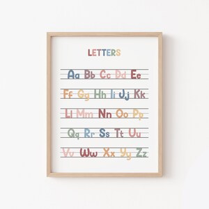 Puede incluir: Un gr&aacute;fico de alfabeto imprimible con las letras del alfabeto en fuentes coloridas y estilizadas. Cada letra est&aacute; en una l&iacute;nea separada con una l&iacute;nea negra debajo. El t&iacute;tulo "LETTERS" est&aacute; en la parte superior del gr&aacute;fico.