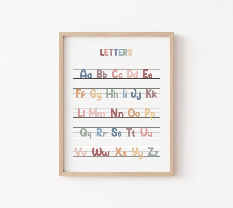 Puede incluir: Un gr&aacute;fico de alfabeto imprimible con las letras del alfabeto en fuentes coloridas y estilizadas. Cada letra est&aacute; en una l&iacute;nea separada con una l&iacute;nea negra debajo. El t&iacute;tulo "LETTERS" est&aacute; en la parte superior del gr&aacute;fico.