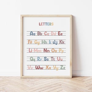 Puede incluir: Un gr&aacute;fico de alfabeto imprimible con las letras del alfabeto en una fuente manuscrita colorida. Las letras est&aacute;n dispuestas en filas, con cada letra emparejada con su contraparte en min&uacute;scula. El gr&aacute;fico est&aacute; titulado "LETTERS" en la parte superior.