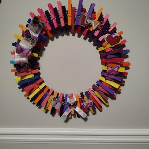 蝶のリース：カラフルな洗濯ばさみの飾り