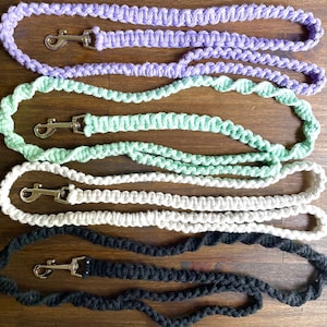 Puede incluir: Cuatro correas de crochet en diferentes colores: negro, blanco, verde claro y lavanda. Cada correa tiene un cierre de metal plateado.