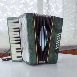 acordeón, instrumento de acordeón, colgante de acordeón, acordeón marichka, acordeón soviético