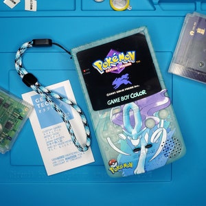Blauer Gameboy Color im Suicune-Stil mit laminiertem Q5-Display und Farbwechsel-Logo von hinten