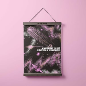 Puede incluir: Un póster en blanco y negro con un diseño de galaxia rosa y el texto "Por supuesto que siento demasiado, soy un universo de estrellas que explotan".