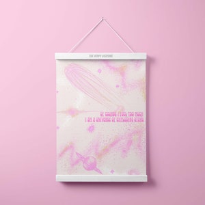 Puede incluir: Una impresión rosa y blanca con una cita que dice "Por supuesto que siento demasiado, soy un universo de estrellas que explotan". La impresión está colgada en una pared rosa.