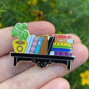 Półka na książki z flagą postępu / integracyjna