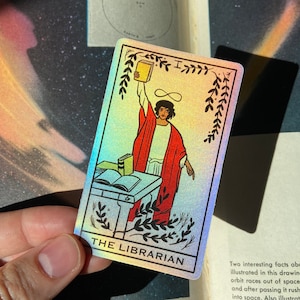 Adesivo de Carta de Tarô The Librarian (The Magician) | Bibliotecas | Dark Academia | Livros | Biblioteconomia