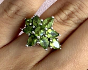 Anillo de plata de ley con racimo de flores de peridoto verde, talla 5,75