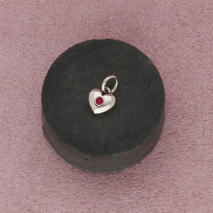 Colgante con dije de corazón de rubí de plata esterlina de James Avery, piedra natal de julio, recuerdo de julio