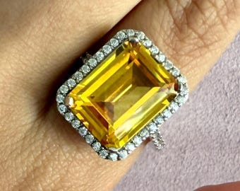 Anillo de cóctel de plata esterlina con circonitas amarillas de talla esmeralda y halo, talla 9,75